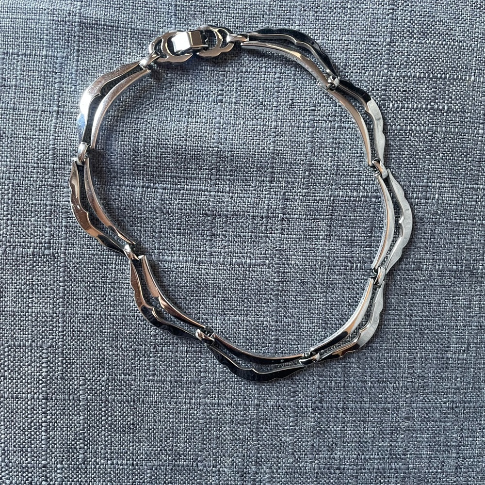 Elegant silver chocker